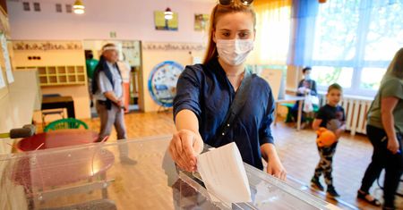 Znani już zagłosowali. Zobacz, kto już odwiedził komisję wyborczą