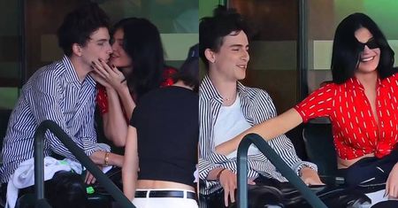 Kylie Jenner smyra Timothée Chalameta po brzuchu. Internauci: "Ona jest w niego wpatrzona, a on nie wygląda na zainteresowanego"