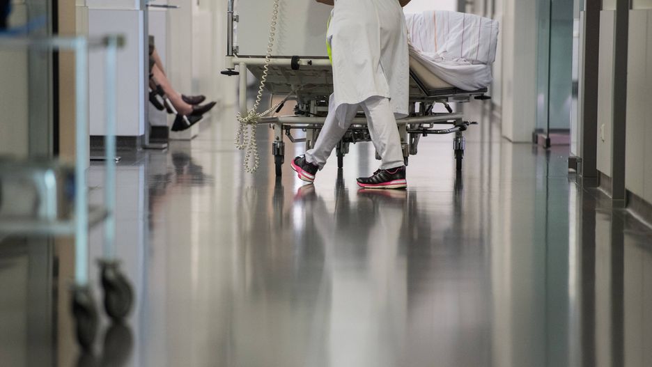 Employees of a hospital
An employee of the BG Casualty Hospital can be seen busy in the halls in Frankfurt am Main, Germany, 12 June 2017. Photo: Andreas Arnold/dpa 
Dostawca: PAP/DPA.
Andreas Arnold
korytarz szpitalny, lekarz, szpital