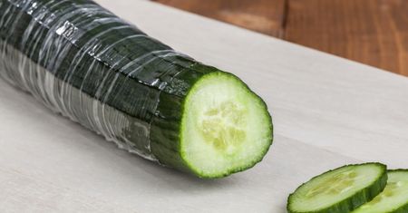 To dlatego ogórki są pakowane w folię. Powód może zaskoczyć