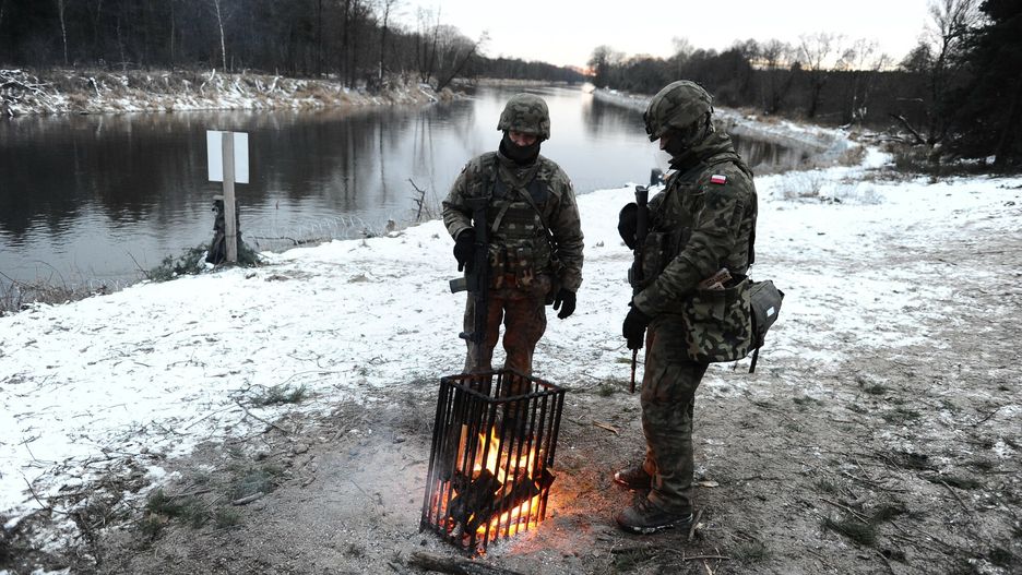 Prezydent Duda nad BugiemPHOTO MARCIN WZIONTEK / SUPER EXPRSS /KODEN/ 21/12/2021  PREZYDENT ANDRZEJ DUDA WRAZ Z PIERWSZA DAMA WZIELI UDZIAL W WIGILII Z ZOLNIERZAMI I INNYMI SLUZBAMI KTORE SA ZAANGAZOWANE W OCHRONE WSCHODNIEJ GRANICY. PO SPOTKANIU WIGILIJNYM PREZYDENT ODWIEDZIL STANOWISKA OBRONNE NA GRANICY NAD RZEKA BUG.  N/Z PATROL WOJSKOWY NA GRANICY POLSKO BIALORUSKIEJ  GRANICA WOJSKO STRAZ GRANICZNA BIALORUS ZASIEKI BUG KODEN POLITYKA DUDA   WSZYSTKIE ZDJECIA NA HTTP://AGENCJA.SE.COM.PL