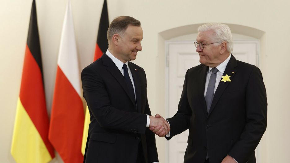 Andrzej Duda wita prezydenta Niemiec Franka-Waltera Steinmeiera na spotkaniu w Warszawie 19 kwietnia 2023 r
