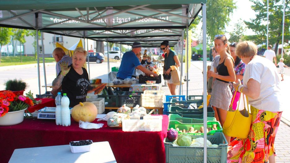 Wielkowiejski Targ z sezonowymi owocami, warzywami i lokalnymi produktami