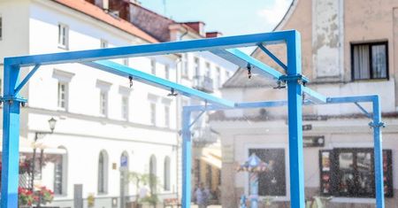 Upały w Płocku. Miasto uruchamia kurtyny wodne i zaprasza do ratusza, by schronić się przed wysoką temperaturą!