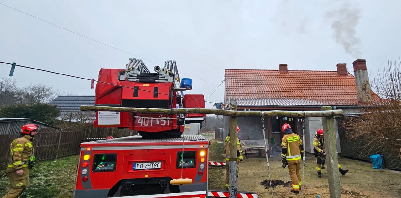 Pożar sadzy w kominie w Adolfowie. Interweniowała straż pożarna