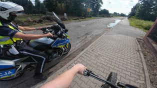 "Przepraaaaszam!" 16-latek skuty na chodniku