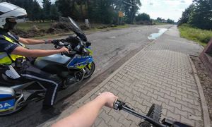 "Przepraaaaszam!" 16-latek skuty na chodniku po tym, jak uciekał elektrycznym jednośladem