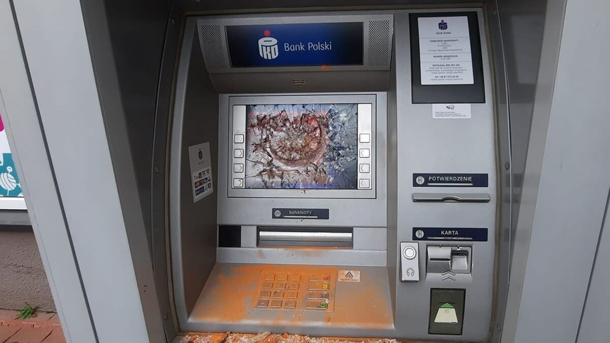 Zdemolowany bankomat Banku PKO przy ul. Herberta w Lublinie