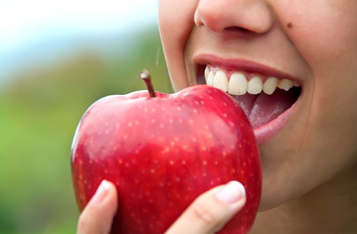 Zespół alergii jamy ustnej często występuje u uczulonych na pyłki roślin, co ma związek z pojawieniem się reakcji krzyżowych między antygenami pyłków i owoców czy warzyw.