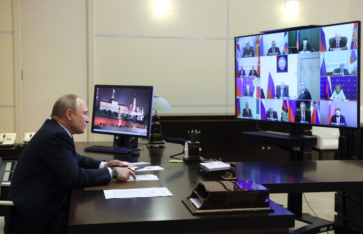 Władimir Putin podczas konferencji online ze współpracownikami 