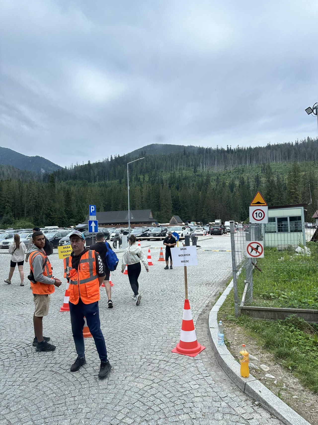 Fałszywe bilety na parking przy szlaku do Morskiego Oka. Turyści piszą skargi do TPN