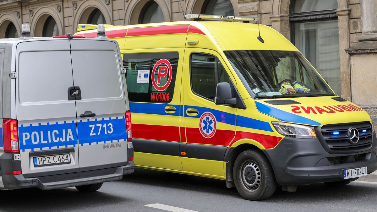 Karetka pogotowia i radiowóz. Zdjęcie ilustracyjne