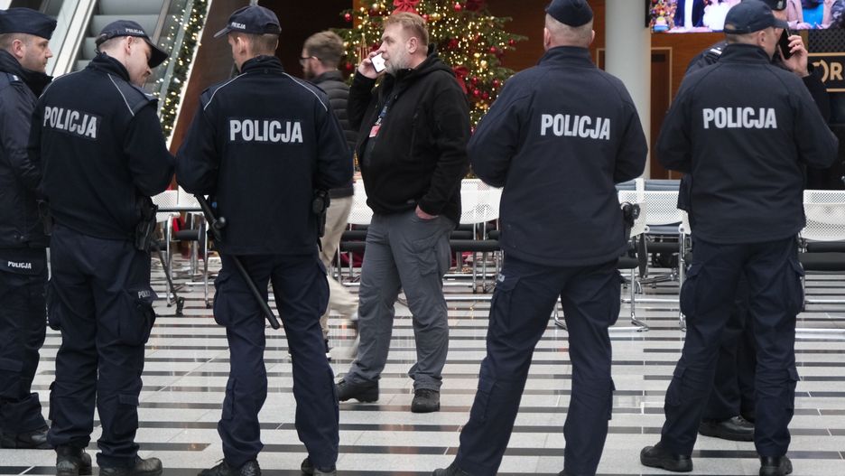 Policjanci weszli do siedziby TVP, w której w środę rozpoczęły się zmiany