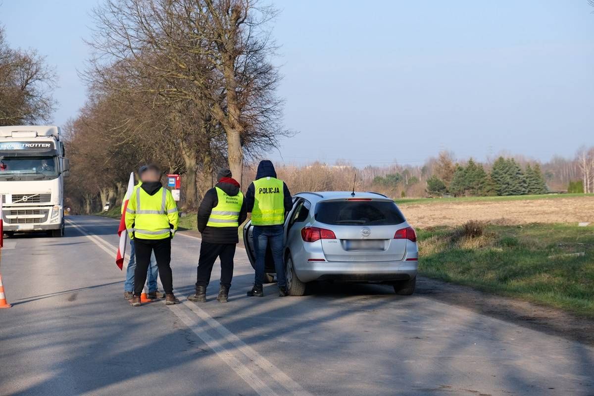 Policjanci zatrzymali kierującego oplem po wjechaniu w protestujących rolników