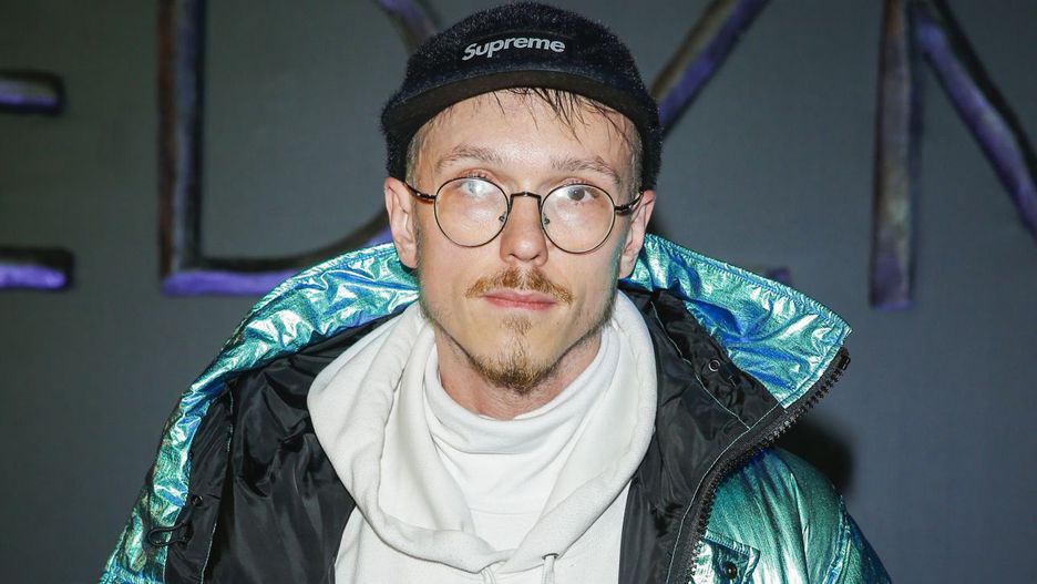 scena z: Krzysztof Gonciarz, SK:, , fot. Podlewski/AKPA
Premiera serialu "Wiedźmin", czapka, czapka Supreme, czapka z daszkiem, czapka z daszkiem czarna, okulary, Supreme, zarost, Netflix, Wiedźmin, premiera, premiera serialu Wiedźmin, Krzysztof Gonciarz