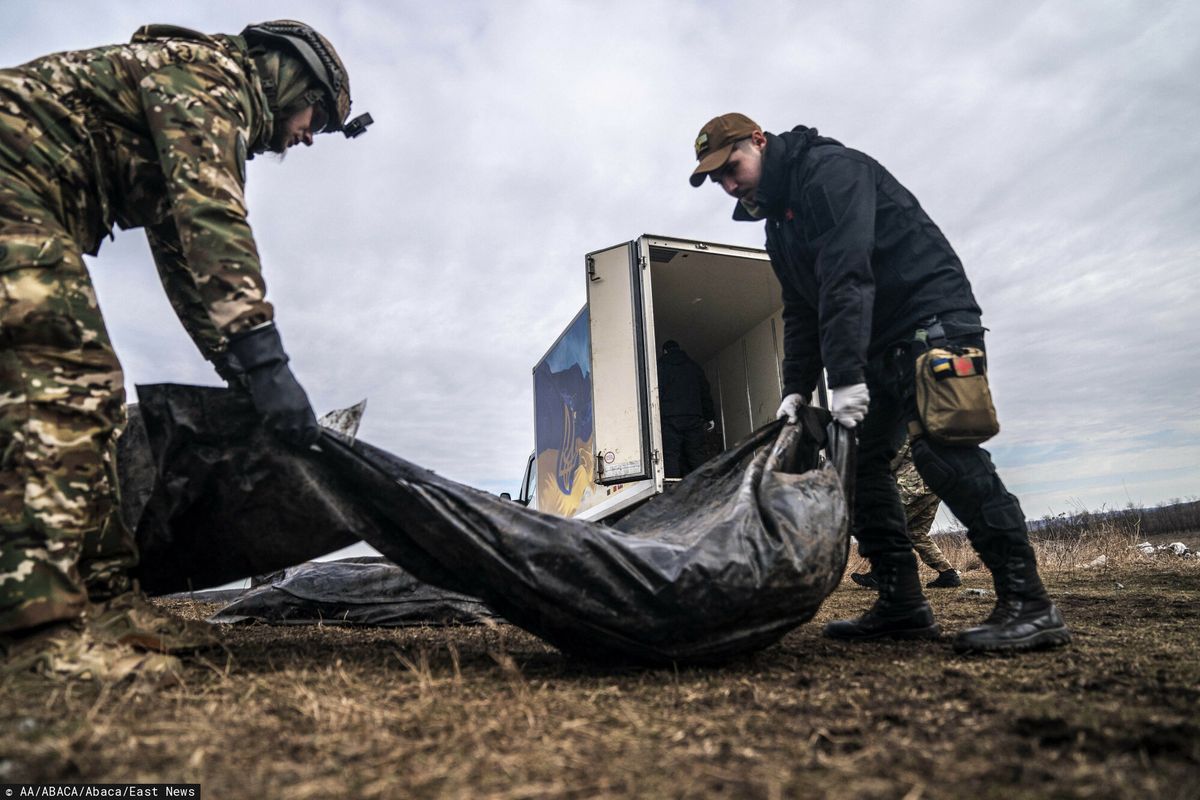 Ukraińscy ochotnicy zbierają zwłoki rosyjskich żołnierzy w obwodzie donieckim