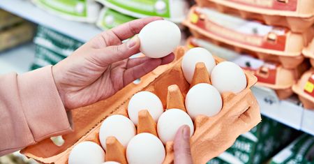 Kasjer otwiera opakowanie jaj przy kliencie? Ma ku temu ważny powód
