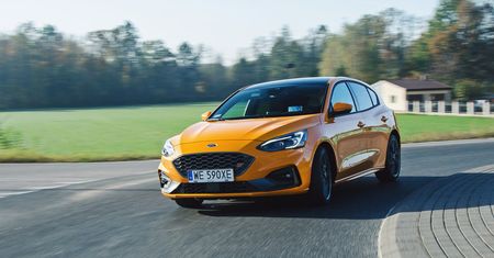Ford Focus ST nareszcie z automatem. Niestety, 7-biegowa skrzynia pogarsza osiągi