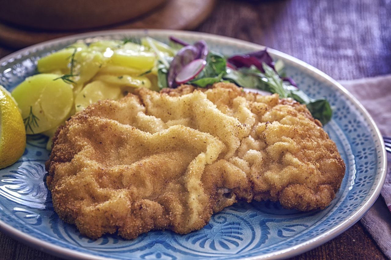 Polacy coraz rzadziej jedzą schabowe? Sprawdź, jakie zdrowsze zamienniki mogą obniżyć "zły" cholesterol o 12 proc.