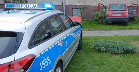 Opolskie. Wsiadła pijana za kierownicę. Roztrzaskała auto o blok