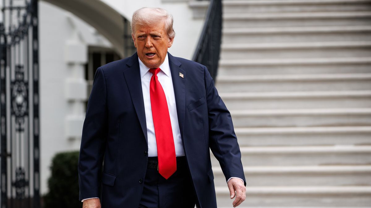 US President Trump departs White House for the US Open in New York
epa12360043 U.S. President Donald Trump walks out of the South Portico of the White House towards the gathered press before departing in Marine One from the South Lawn in Washington, D.C., USA, 07 September 2025. President Trump is heading to Queens, New York, to attend the U.S. Open Tennis Championships.  EPA/SAMUEL CORUM / POOL 
Dostawca: PAP/EPA.
SAMUEL CORUM / POOL
tennis, US open, government, white house, trump