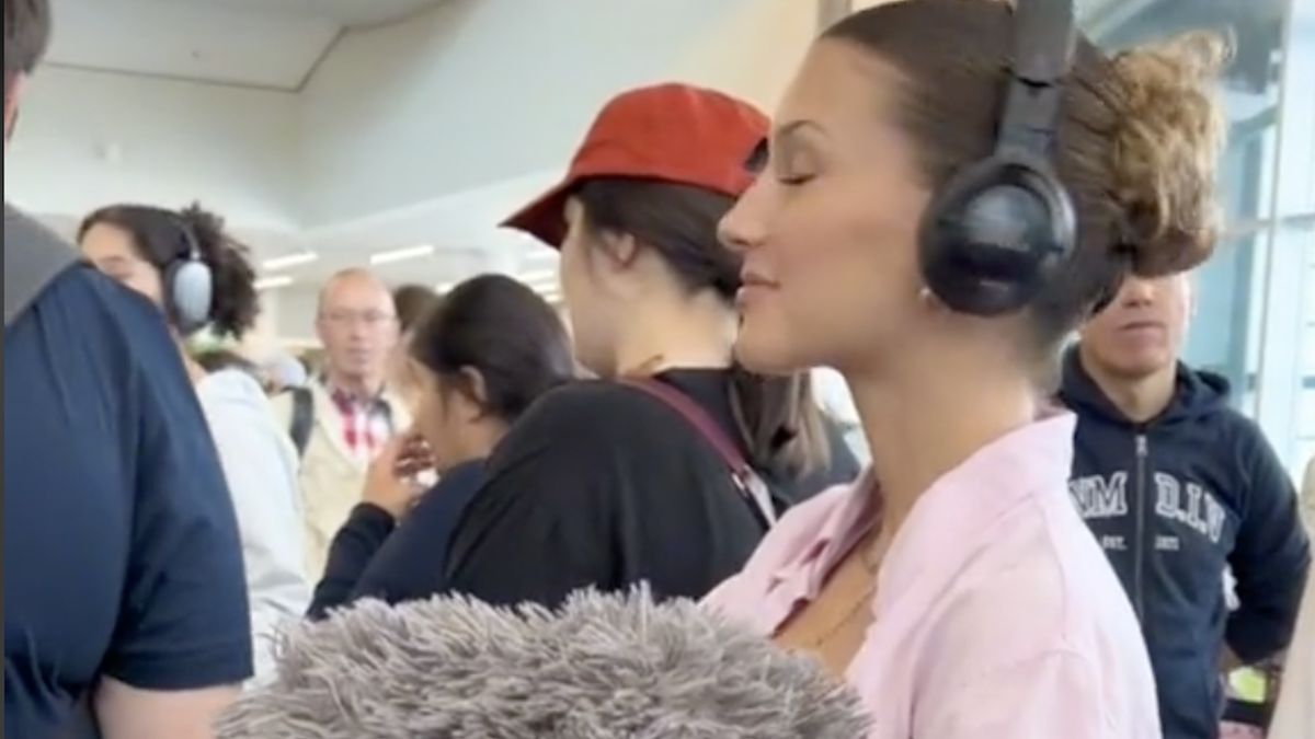 Podróżna ukryła rzeczy w poszewce na poduszkę 