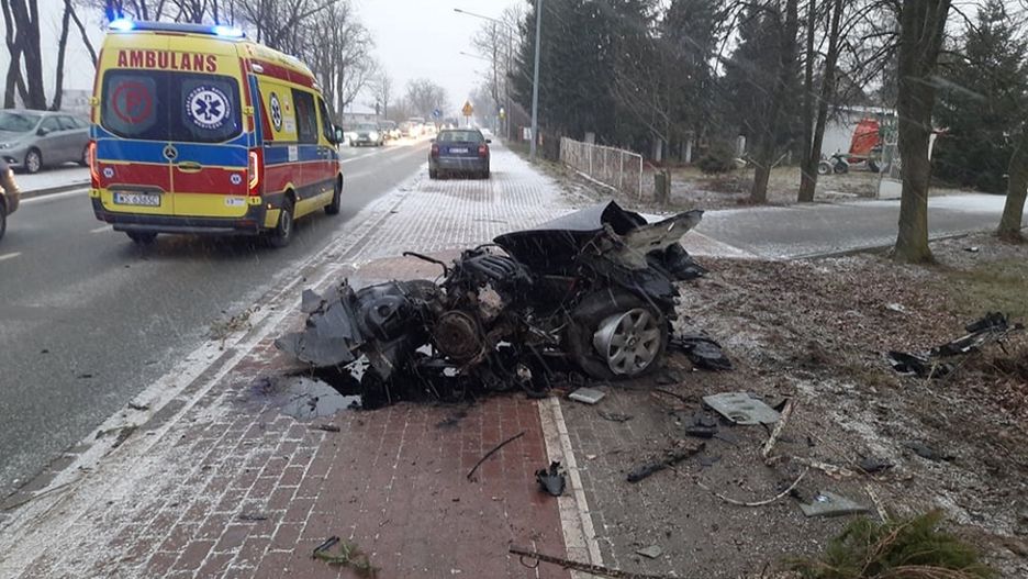 Bmw uderzyło w drzewo. Samochód rozpadł się na pół 