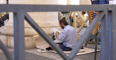Watykan: przychodnie pod kolumnadą na placu św. Piotra niosą pomoc ubogim