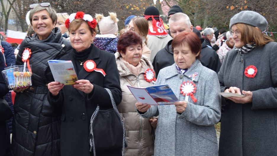 Patriotyzm, radość, śpiew na Narodowy Dzień Niepodległości 2025 w Zduńskiej Woli Karsznicach