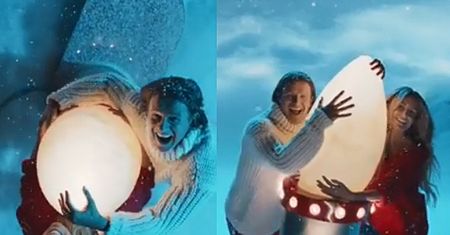 Świąteczni "Pączek i Pysiula" przytulają się do wielkiej lampki choinkowej w nowym spocie reklamowym