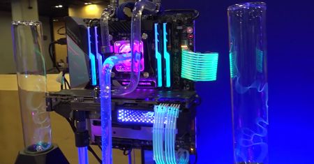 Elektryzujący komputer inspirowany Teslą na IEM Katowice 2019. Dziwne, że nie razi prądem