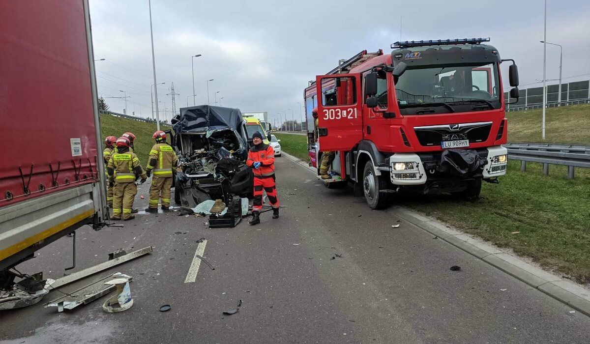 Bus uderzył w naczepę ciężarówki na ul. Mełgiewskiej