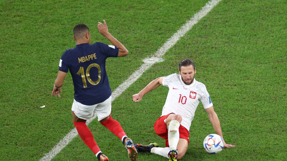 DOHA, QATAR - DECEMBER 04: Grzegorz Krychowiak of Poland battles for possession with Kylian Mbappe of France during the FIFA World Cup Qatar 2022 Round of 16 match between France and Poland at Al Thumama Stadium on December 04, 2022 in Doha, Qatar. (Photo by Elsa/Getty Images)