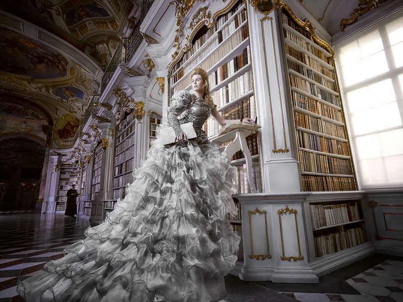 Sesja zdjęciowa w bajkowej bibliotece, jak z filmu Disneya