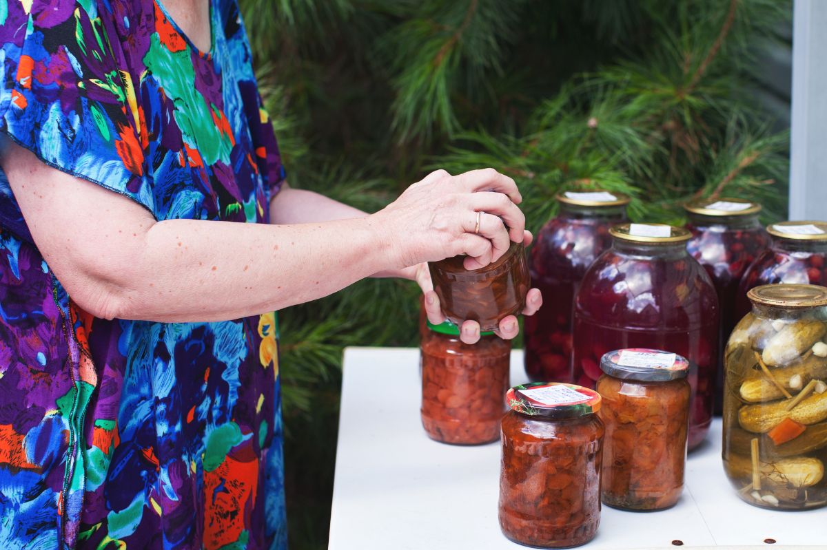 When canning jars, grandmother always has a screwdriver. It has already saved