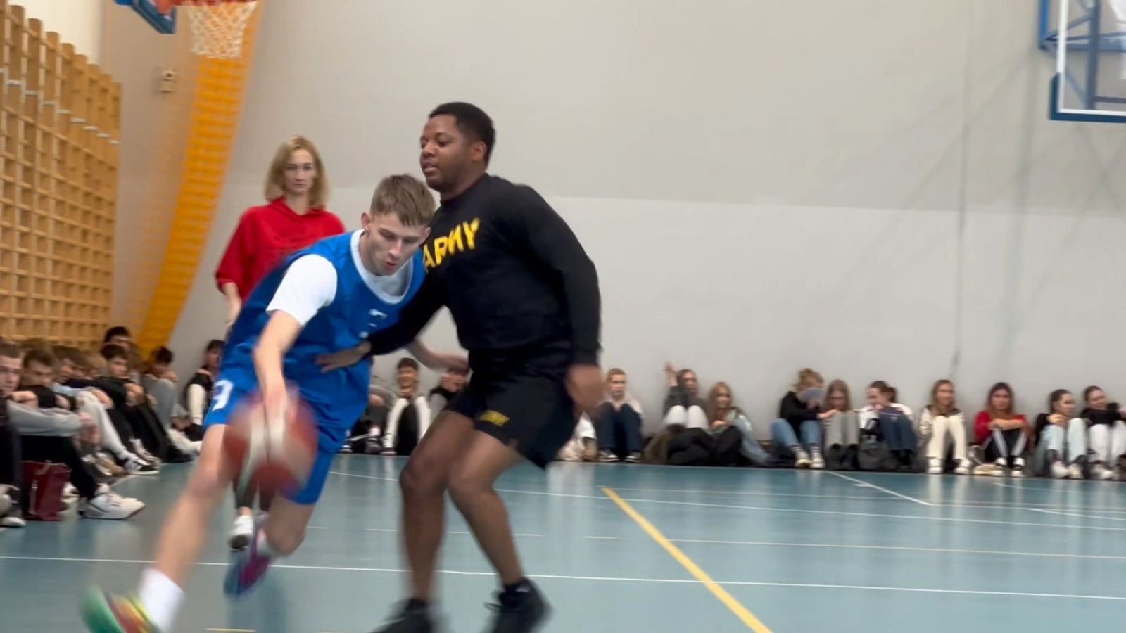 Mecz koszykówki uczniowie - żołnierze USA