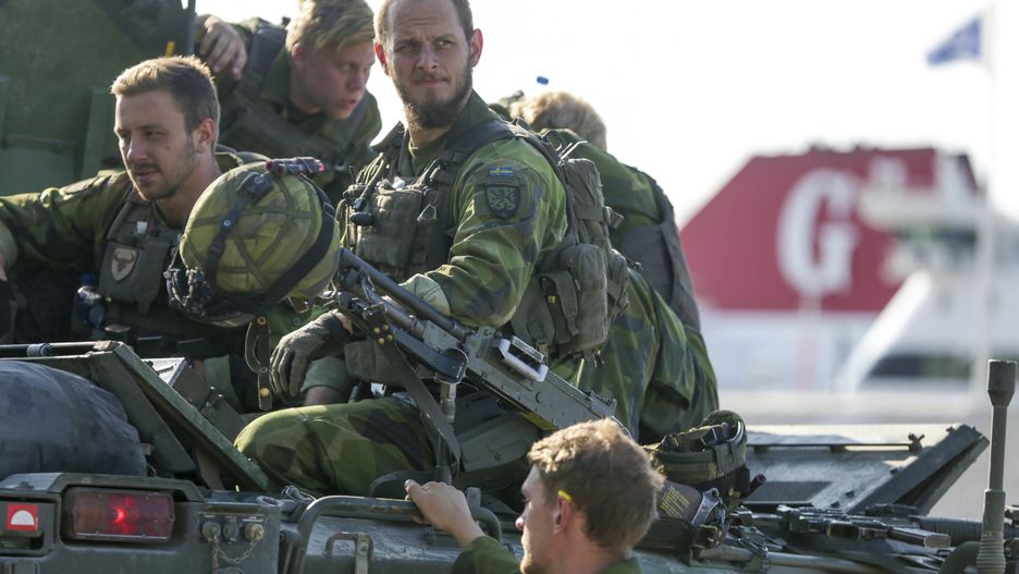 Military maneuver of Skaraborg Armoured Regiment
epa05539260 Part of a 160-man combat team from the Swedish Army's Skaraborg Armoured Regiment arrives at Visby harbor for a military maneuver on the island of Gotland, 14 September 2016. Swedish Supreme Commander Micael Byden (not shown) said the troops that are currently training on the island will remain there with immediate effect, six months earlier than planned for a full unit to replace them.  EPA/SOREN ANDERSSON SWEDEN OUT 
Dostawca: PAP/EPA.
SOREN ANDERSSON