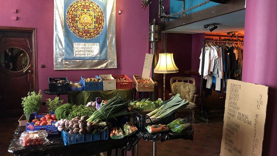 Kalaczakra, znany wrocławski klub, przekształciła się w sklepik warzywny.