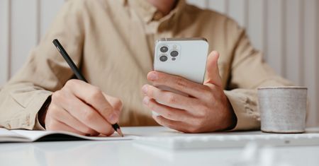 Nowoczesny smartfon w pracy mobilnej - jak usprawnić codzienne zadania