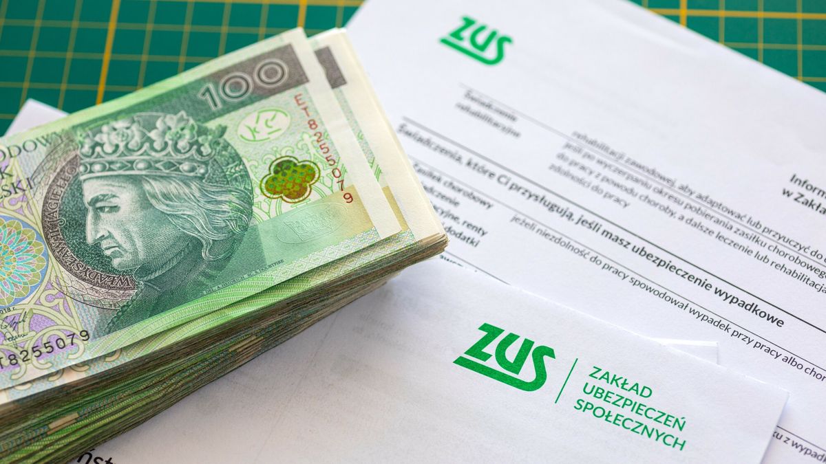 Logo Arkadiusz Zi�?ek
Fot. Arkadiusz Ziolek/East News. 
n/z Napis i logo ZUSu z pieniadzmi w tle.
ARKADIUSZ ZIOLEK