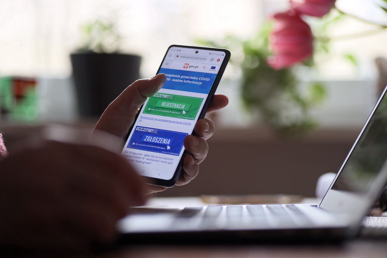 Wrocław. Seniorzy w kolejce do zapisów do punktów szczepień. Rejestracja z drobnymi problemami