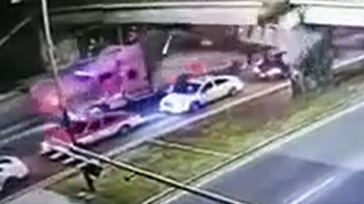 Ciężarówka zahaczyła dachem o kładkę