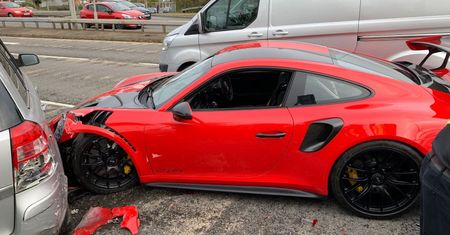 Nowiutkie Porsche 911 GT2 RS zostało rozbite podczas jazdy próbnej