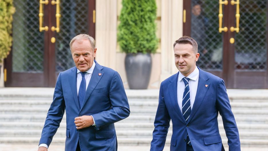 Adam Sz?apka rzecznikiem rz?du
Fot. Wojciech Olkusnik/East News, 20.06.2025. Konferencja prasowa premiera Donalda Tuska (L) w KPRM. Premier oglosil Adama Szlapke (P) rzecznikiem rzadu.
Wojciech Olkusnik
