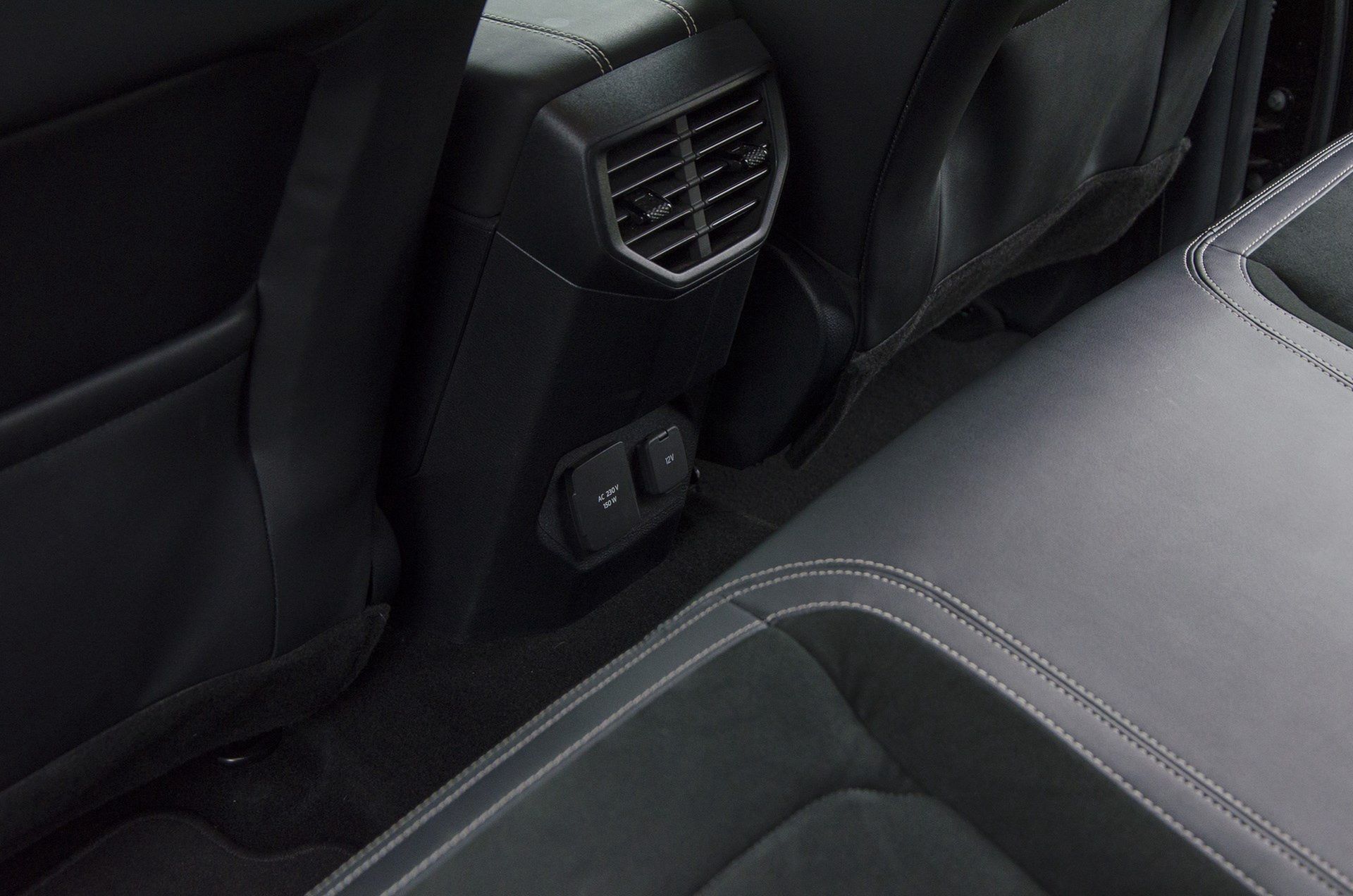 VW Amarok z zabudową i namiotem Alu-Cab