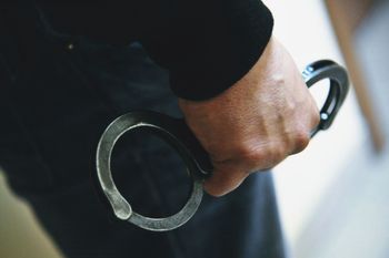 Wydali za nim 13 listów gończych. Ukrywał się pod nosem policji