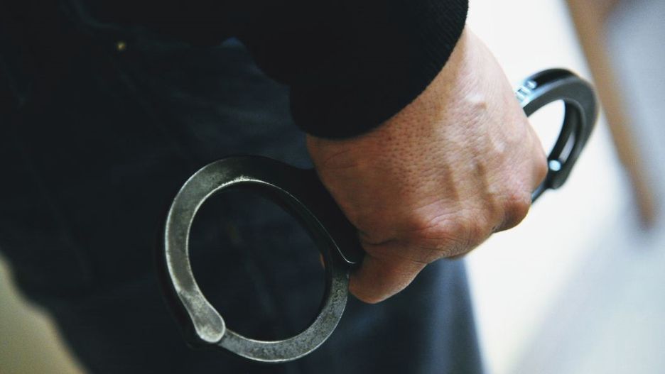 Wydali za nim 13 listów gończych. Ukrywał się pod nosem policji