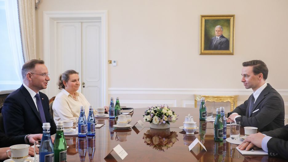 Warszawa, 14.02.2024. Prezydent RP Andrzej Duda (L), wicemarszałek Sejmu Krzysztof Bosak (P) oraz sekretarz stanu w KPRP Małgorzata Paprocka (2L) na spotkaniu w Pałacu Prezydenckim w Warszawie, 14 bm. Spotkanie polityków Konfederacji z prezydentem RP ma dotyczyć koncepcji "resetu konstytucyjnego". (jm) PAP/Paweł Supernak