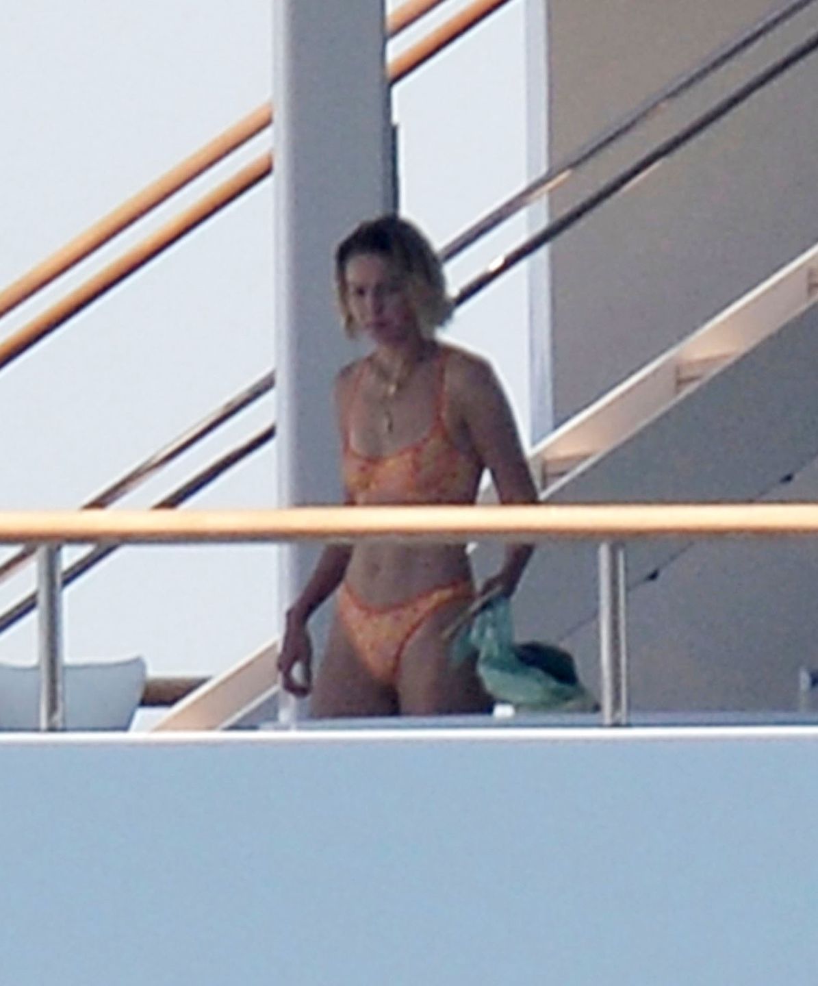 Gigi Hadid wtula się w Bradleya Coopera na jachcie