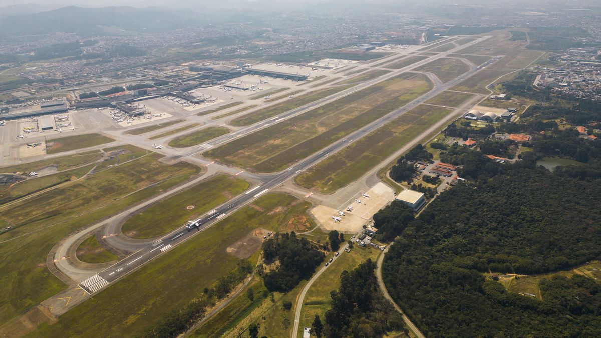Widoki na pasy startowe lotnisko Guarulhos w Sao Paulo